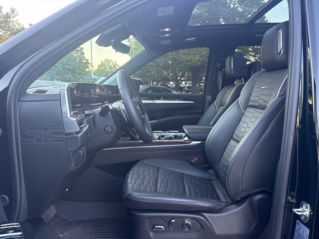 Used 2026 Cadillac Escalade Platinum Sport w/ LPO, ONYX Package AWD/4WD image 10