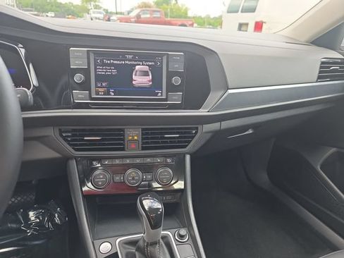 Used 2024 Volkswagen Jetta SE FWD image 20