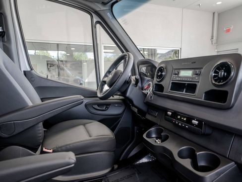 Used 2025 Mercedes-Benz Sprinter 2500 image 18