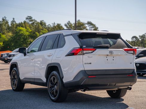 Used 2020 Toyota RAV4 LE FWD image 5