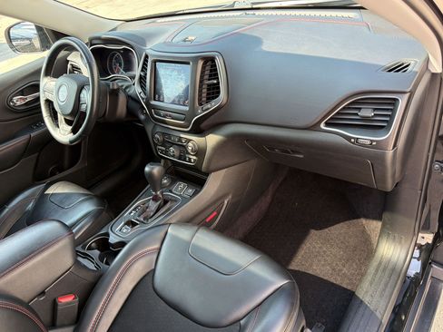 Used 2019 Jeep Cherokee Trailhawk w/ Comfort/Convenience Group AWD/4WD image 30