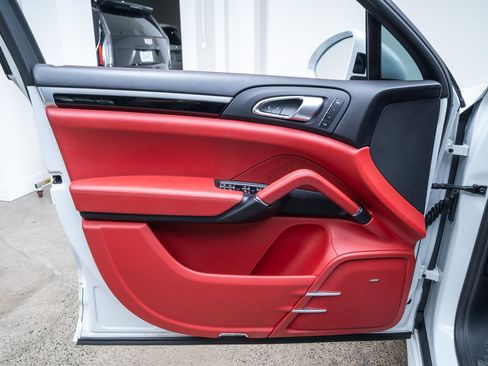 Used 2018 Porsche Cayenne GTS AWD/4WD image 16