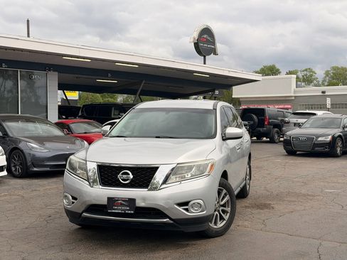 Used 2014 Nissan Pathfinder S FWD image 1
