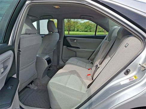 Used 2016 Toyota Camry image 21