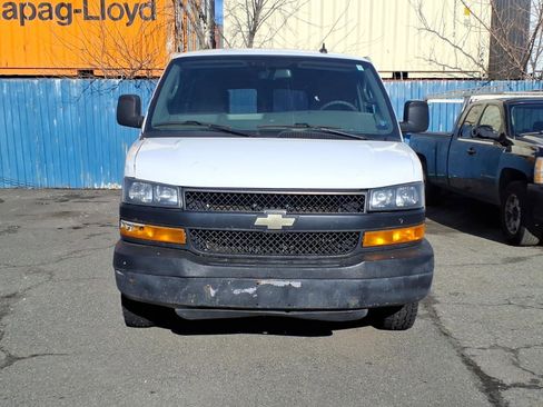 Used 2019 Chevrolet Express 3500 Extended image 2