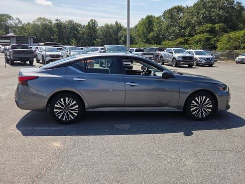 Used 2024 Nissan Altima 2.5 SV FWD image 11