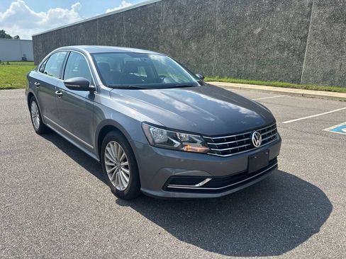 Used 2017 Volkswagen Passat 1.8T SE FWD image 1