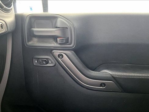 Used 2018 Jeep Wrangler Unlimited Sahara AWD/4WD image 32