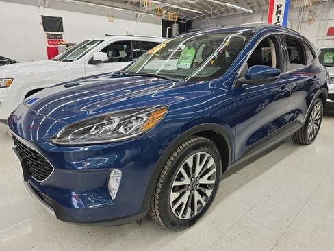 Used 2020 Ford Escape Titanium image 3