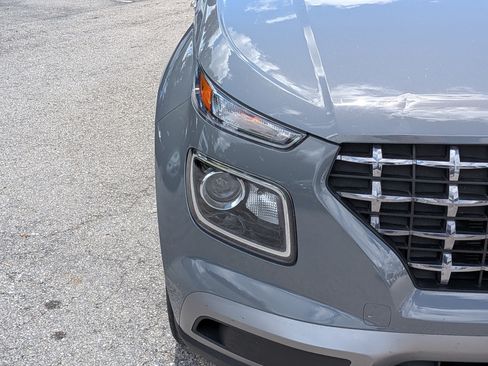 Used 2023 Hyundai Venue SEL FWD image 10