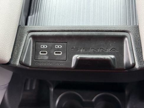 Used 2025 Toyota Sienna XLE w/ XLE Plus Package FWD image 29