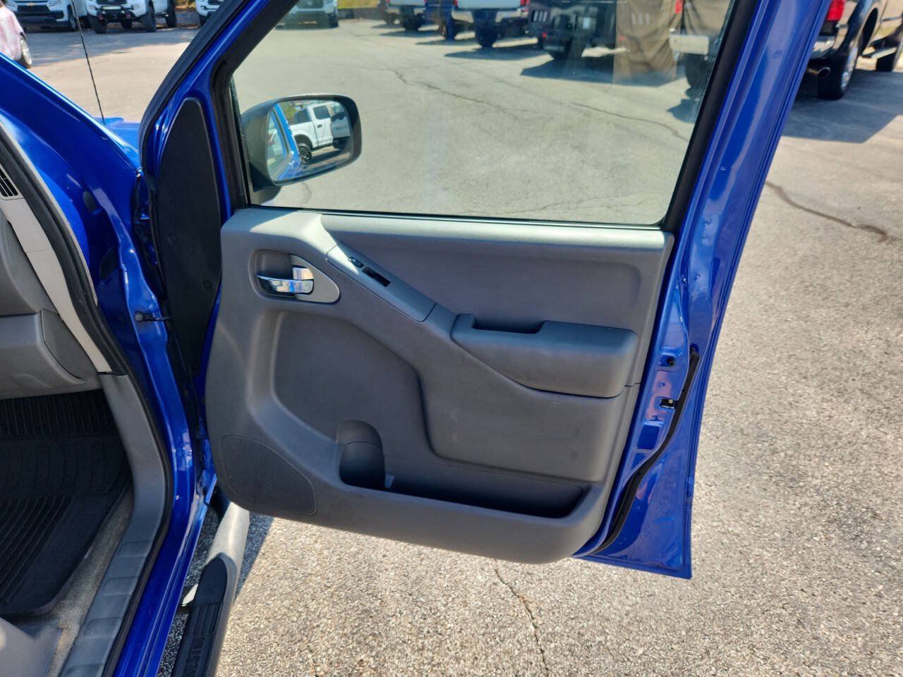 Used 2015 Nissan Frontier SV w/ SV Value Truck Package RWD image 19
