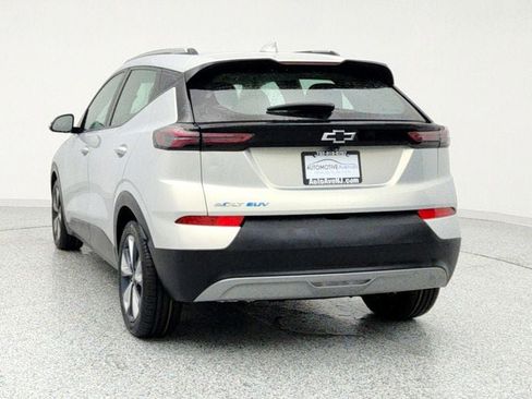 Used 2022 Chevrolet Bolt EUV LT w/ Convenience Package image 6
