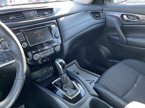 Used 2018 Nissan Rogue SV image 26