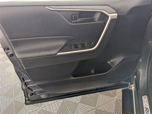 Used 2022 Toyota RAV4 LE image 9