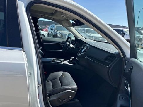 Used 2018 Volvo XC90 T6 Momentum w/ Momentum Plus Package AWD/4WD image 3