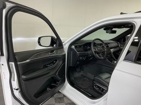 Used 2025 Jeep Grand Cherokee Overland w/ Adv Protech Group III image 26