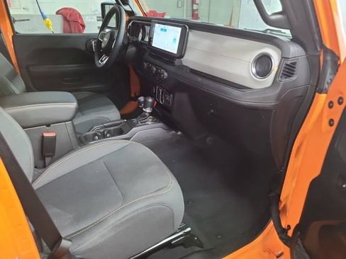 Used 2025 Jeep Wrangler Unlimited Sahara w/ Safety Group AWD/4WD image 8
