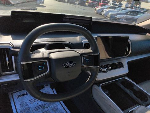 Used 2025 Ford Expedition Active image 13