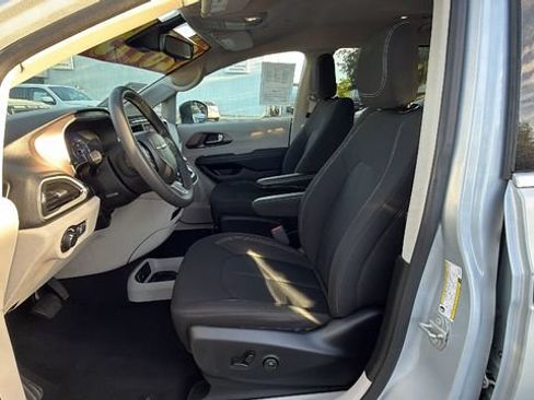 Used 2023 Chrysler Voyager LX FWD image 29