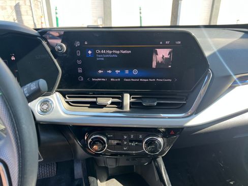 Used 2025 Chevrolet Trax LT image 18