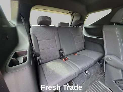 Used 2025 Chevrolet Traverse LT FWD image 8
