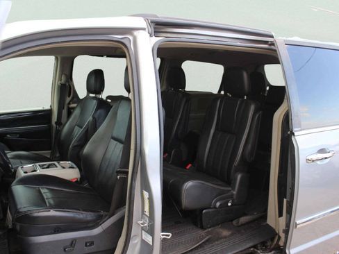 Used 2013 Chrysler Town & Country Touring-L w/ Driver Convenience Group FWD image 7