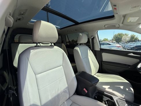 Used 2018 Volkswagen Tiguan SE w/ Panoramic Sunroof Package FWD image 20
