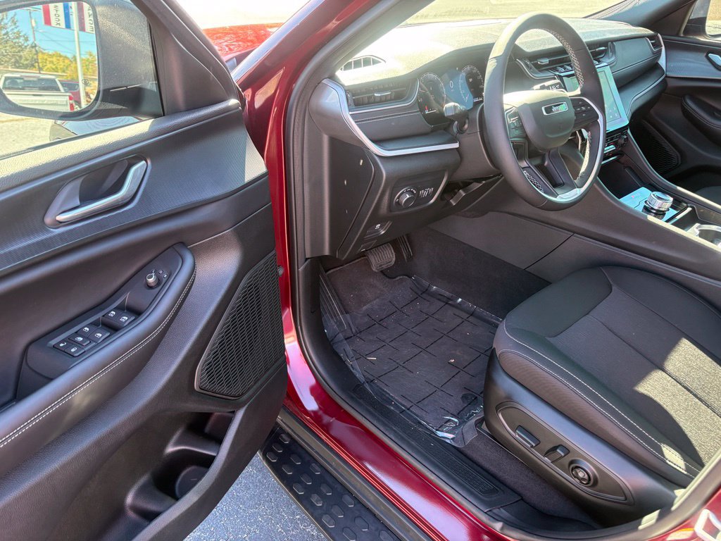 Used 2025 Jeep Grand Cherokee Laredo X w/ Luxury Tech Group I AWD/4WD image 24