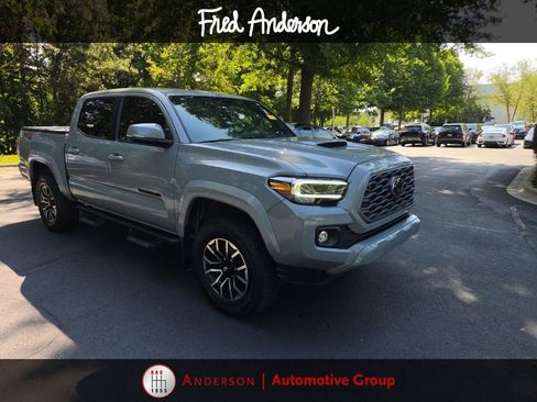 Used 2020 Toyota Tacoma TRD Sport w/ TRD Premium Sport Package AWD/4WD image 14