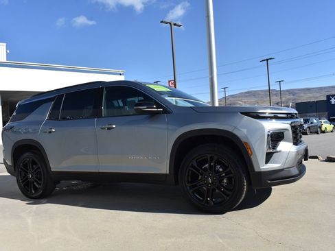 Used 2026 Chevrolet Traverse LT image 9