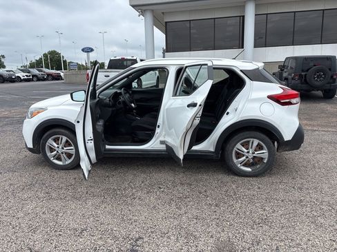 Used 2018 Nissan Kicks S FWD image 4
