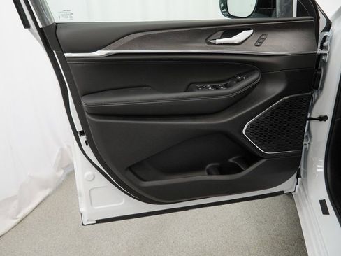 New 2025 Jeep Grand Cherokee Overland image 29