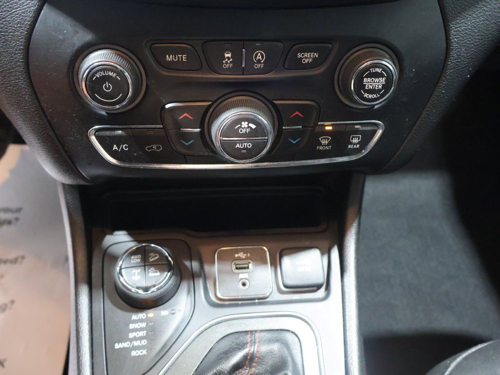 Used 2021 Jeep Cherokee Trailhawk w/ Comfort/Convenience Group AWD/4WD image 27