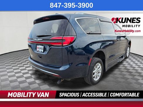Used 2021 Chrysler Pacifica Touring-L w/ Uconnect Theater Family Group FWD image 8