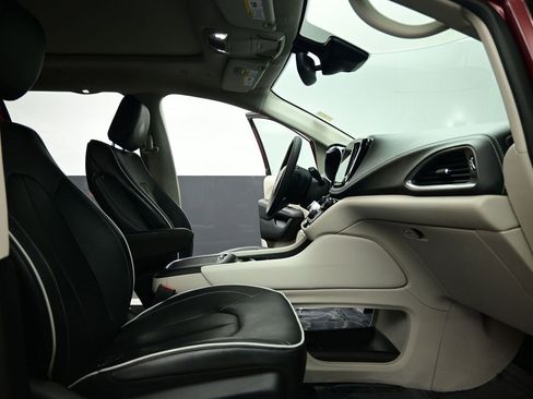Used 2022 Chrysler Pacifica Limited image 30