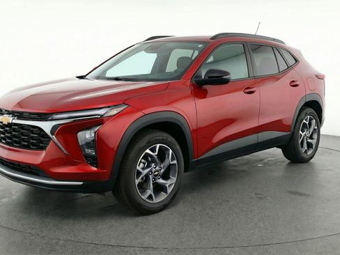 Used 2025 Chevrolet Trax LT image 3