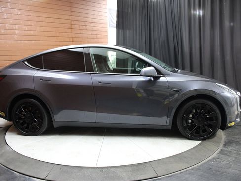 Used 2021 Tesla Model Y Long Range image 31
