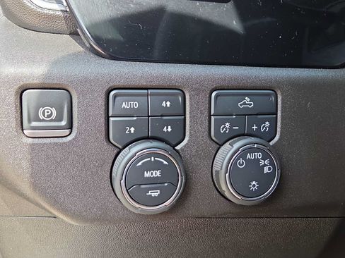 Used 2024 Chevrolet Silverado 1500 LT w/ Z71 Off-Road Package AWD/4WD image 23