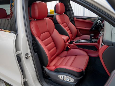 Certified 2026 Porsche Macan S image 32