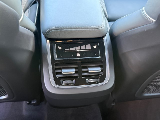 Used 2022 Volvo XC60 B5 R-Design FWD image 28
