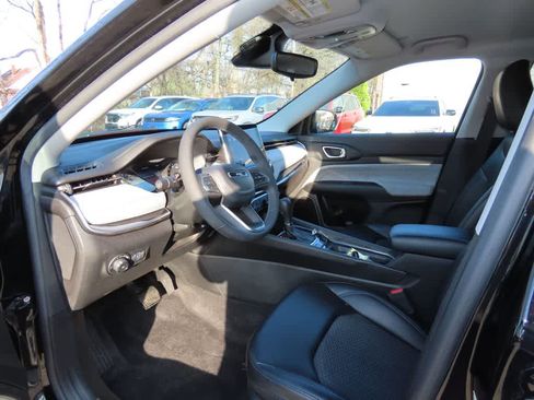 Used 2022 Jeep Compass Latitude image 2