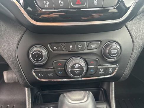 Used 2021 Jeep Cherokee Limited w/ Elite Package AWD/4WD image 35