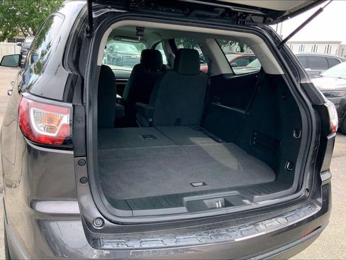 Used 2017 Chevrolet Traverse LT w/ Style and Technology Package FWD image 4