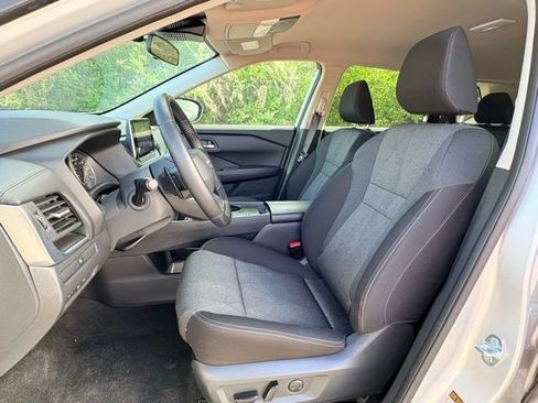 Used 2025 Nissan Rogue SV FWD image 9