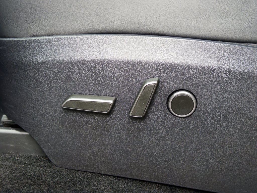 Used 2025 Tesla Model Y Long Range RWD image 6