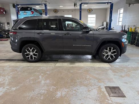 Used 2024 Jeep Grand Cherokee Limited image 10