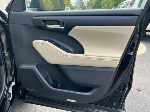 New 2025 Toyota Highlander XLE FWD image 14