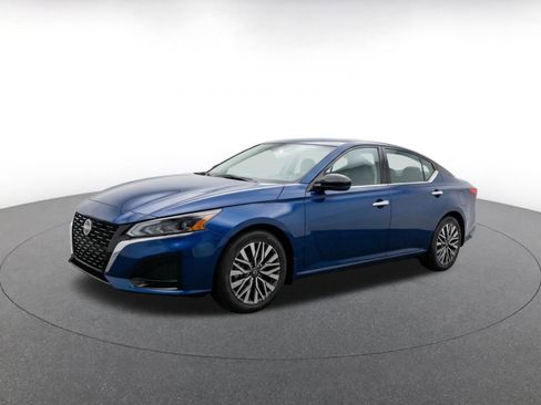 Used 2025 Nissan Altima 2.5 SV FWD image 3