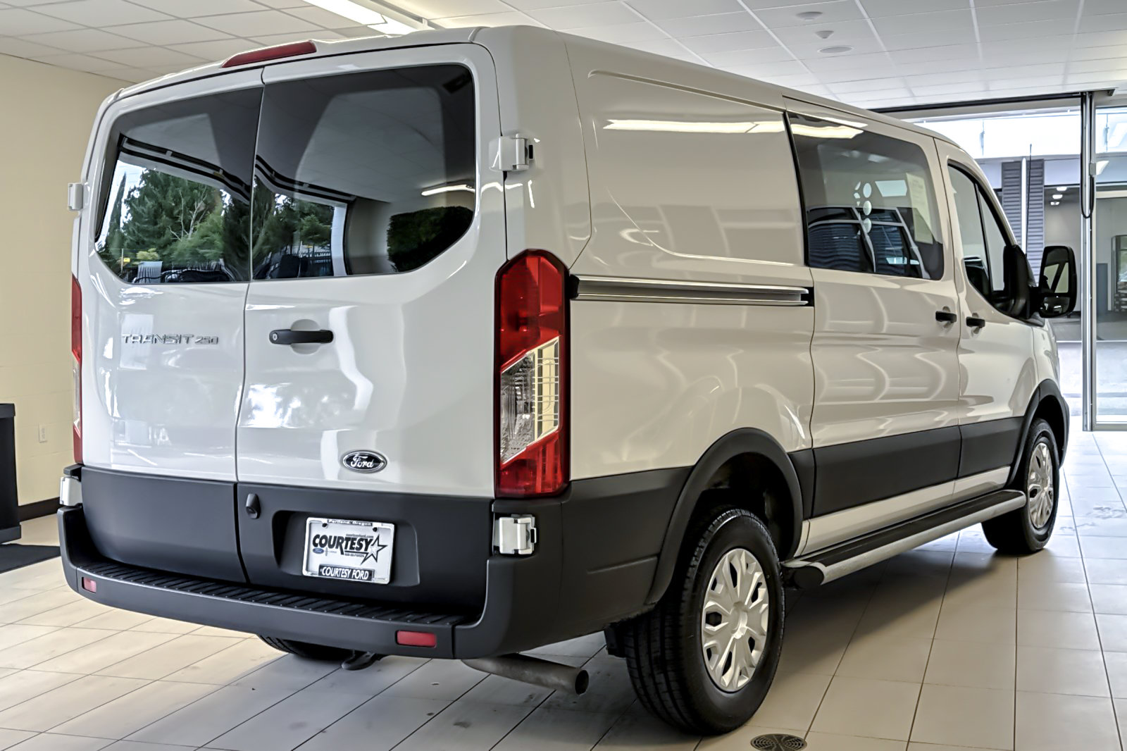 Used 2025 Ford Transit 250 Low Roof w/ Exterior Upgrade Package RWD image 4